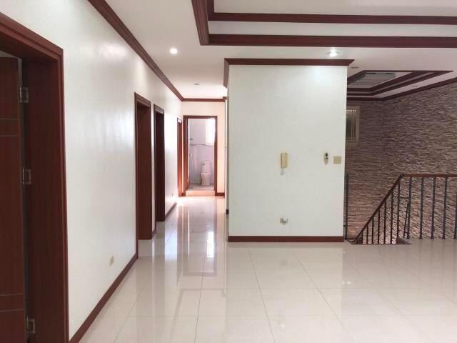 Corridor to 2nd Floor Rooms : Tun Josen