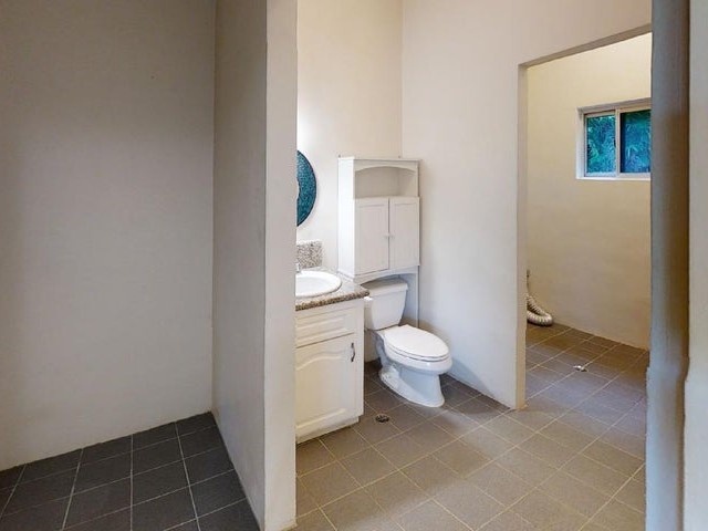 976G-Cross-Island-Road-Bathroom(2)
